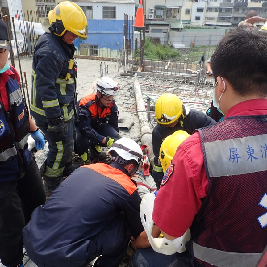 屏東市一處工地，有2名民眾疑似被灌漿機械臂壓傷。消防隊接或通報立即前往搶救。 圖：翻攝自網路