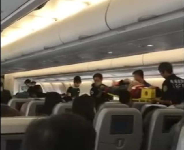 今(3)長榮航空台北飛往雅加達的班機上，一名印尼籍乘客約在班機起飛20分鐘後，突然休克心跳停止，班機轉降小港機場後送醫，仍宣告不治。 圖：翻攝自爆料公社臉書