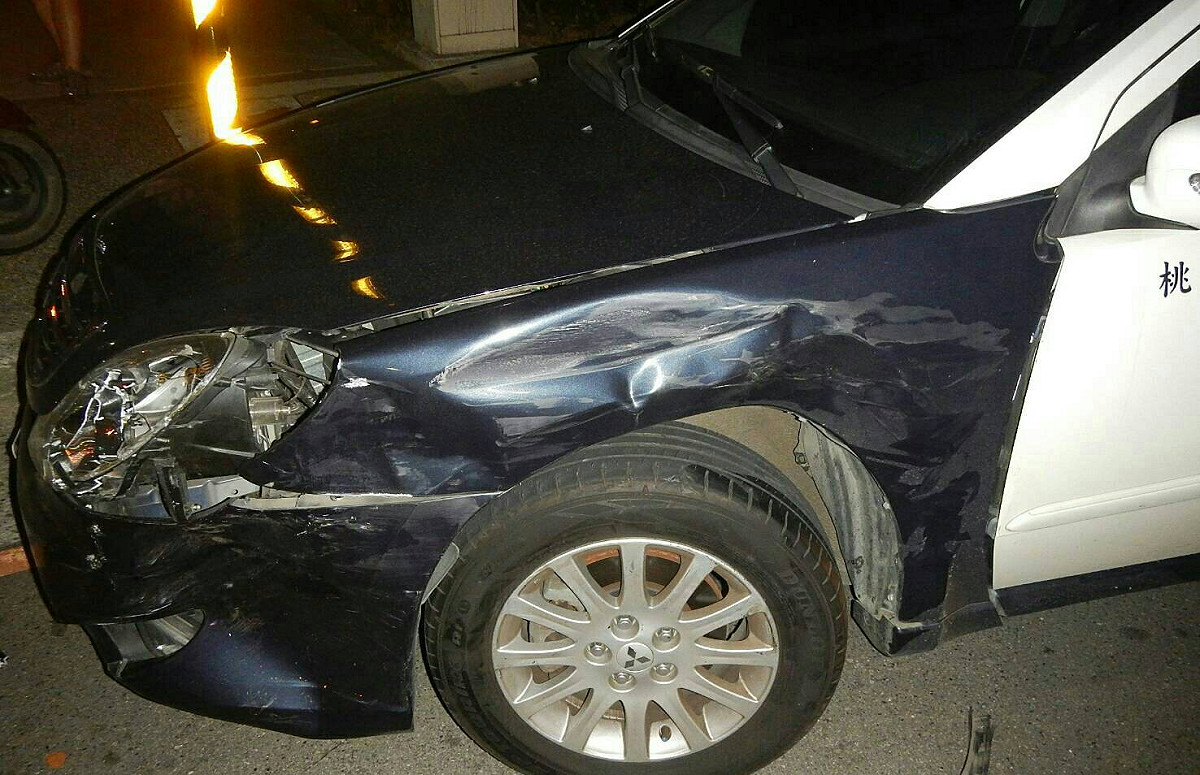 台南警方在前往南區喜樹萬皇宮時，突遭後方貨車追撞，再推撞前面巡邏車。(示意圖) 圖 : 桃園分局偵查隊／提供(資料照片)