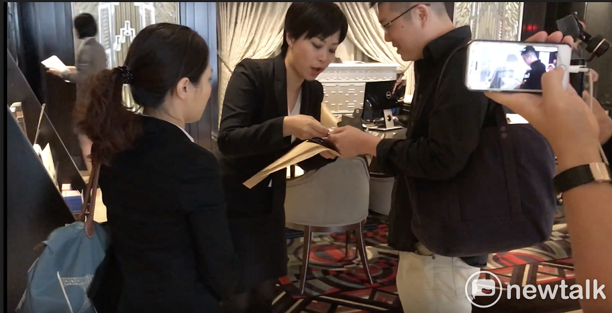 律師事務所代表（左）交柯文哲律師函給飯店人員（中），再轉交給葛特曼，柯辦發言人林昆鋒（右）也在一旁。 圖：柯文哲辦公室 / 提供