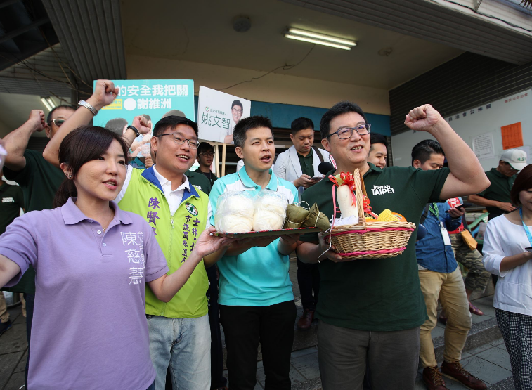 姚文智今天赴北投市場拜票。 圖：姚文智辦公室／提供