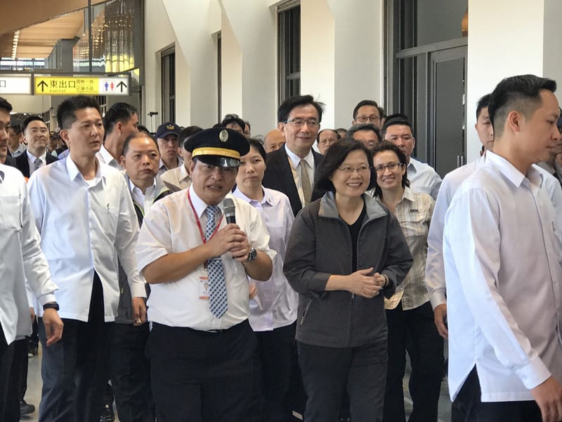 台鐵花蓮新站3日舉行啟用典禮，總統蔡英文（前右2）在典禮結束後現場視察花蓮新站，從前站一路走到後站參觀，接著趕往台肥園區主持行動中常會。 圖：中央社
