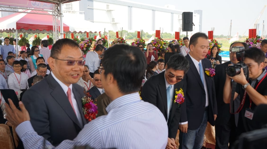 華邦電董事長焦佑鈞致詞時表示，大家找工作希望錢多事少離家近，需要靠未來市政府的協助。 圖/陳其邁選辦