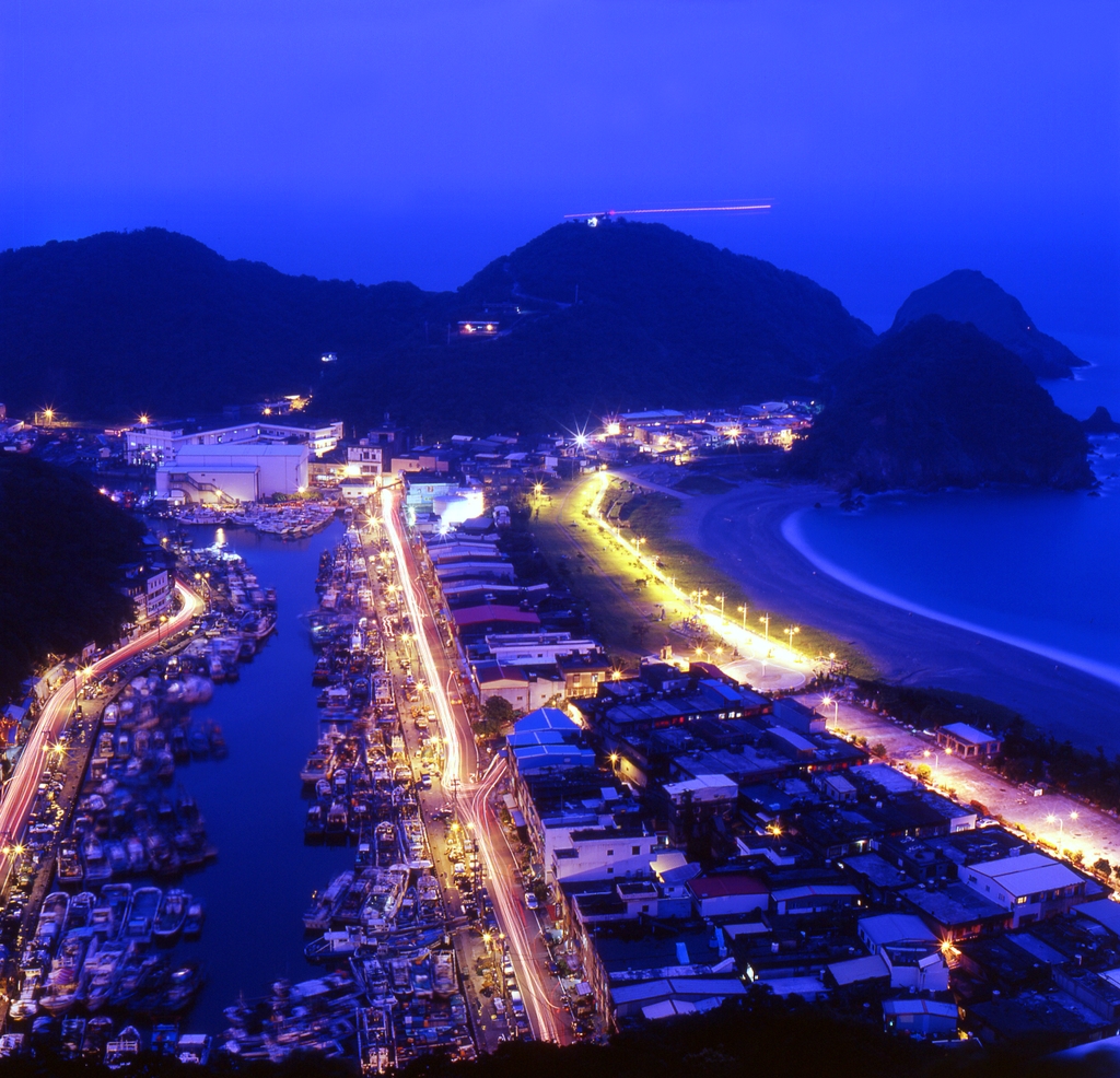 宜蘭南方澳夜色，南方澳是臺灣沿海及近洋漁船的重要基地，漁獲量極豐，為臺灣三大漁業重鎮之一。 圖：截自中華民國交通部觀光局
