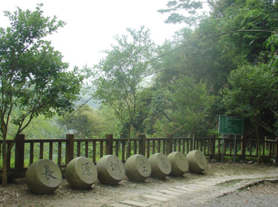 長源圳生態步道旁的溪流水質清澈見底，竹林搖曳，景色優美，是相當適合慢走散步的地方。 圖：截自南投縣政府網頁