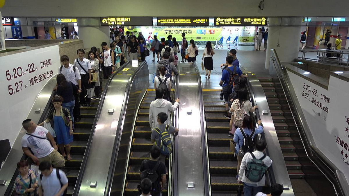 捷運局官員指出，31個捷運站增設出入口雙向電扶梯，總預算新台幣6億多元，預計民國110年全數完工。 圖 : 翻攝自youtube