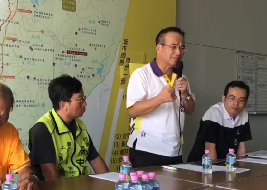 台南市長候選人蘇煥智今（４）天在新營競選辦公室召開「高齡化長照政策」記者會，提出長照保險政策。 圖：翻攝自蘇煥智臉書