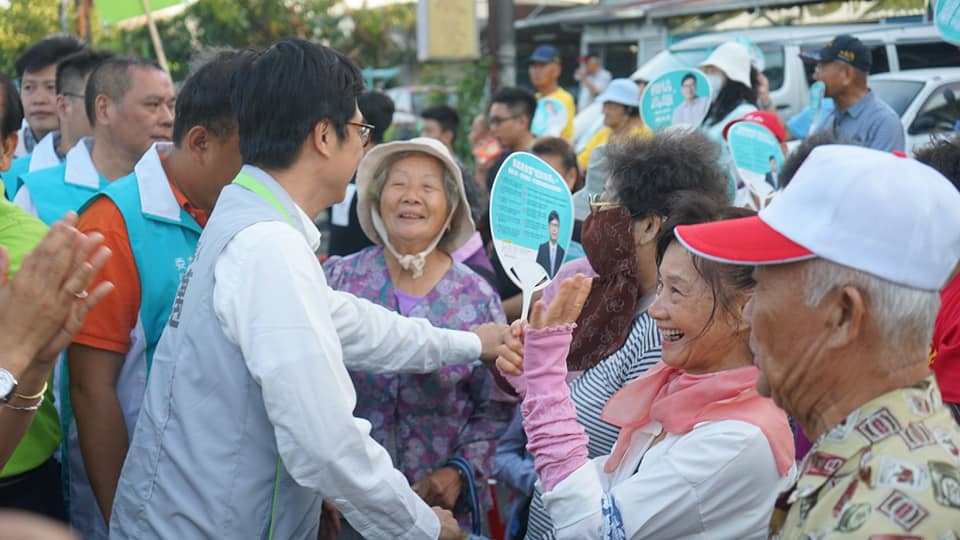 民進黨高雄市長候選人陳其邁今天出席旗山後援會成立大會，受到熱情的歡迎。 圖：陳其邁競選辦公室/提供