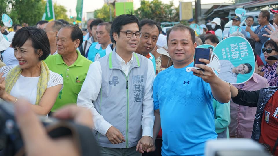 陳其邁與支持者合影。 圖：陳其邁競選辦公室/提供