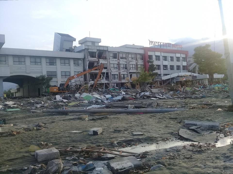 印尼海嘯重襲巴路市，市內「Mercure Hotel」酒店幾乎全毀，但4日傳出偵測到倒塌的土堆中有生命跡象。 圖：翻攝Erlina Binjai臉書