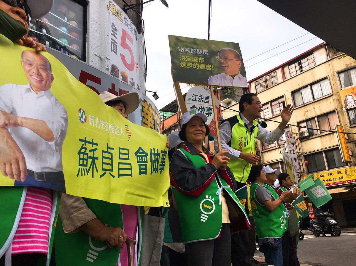 新北市民進黨總動員，9位立委及36位議員提名候選人一早在全市50個重要路口向路過民眾拜票請託支持蘇貞昌。 圖：蘇貞昌競選辦公室／提供