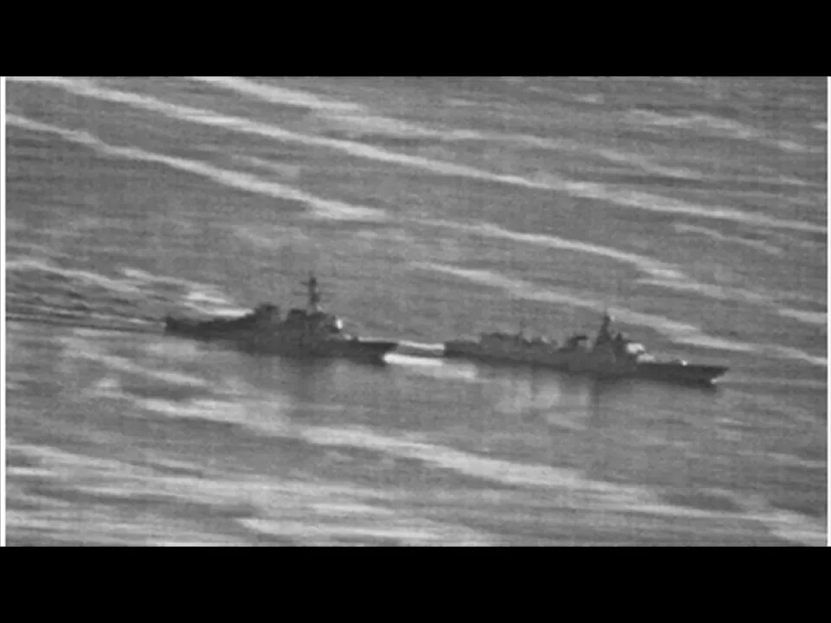 「中國軍艦堅定地航行，狄卡特號驅逐艦急停、轉向，並與蘭州號驅逐艦拉開距離」，文章認為，從美國海軍公布的現場圖片看，蘭州號驅逐艦的動作專業、規範，符合國際規則，「體現出極高的操作能力和國際法水準」。 圖：翻攝自Youtube