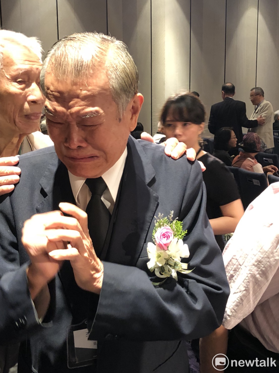 李石城的母親因為傷心害怕，在他入獄一年後，也絕食而死。他在會前受訪時講到這裡，不禁在記者面前哭了，久久不能自己，連一旁出席的受難者忍不住拍拍他的肩表示安慰之意。 圖：謝莉慧/攝