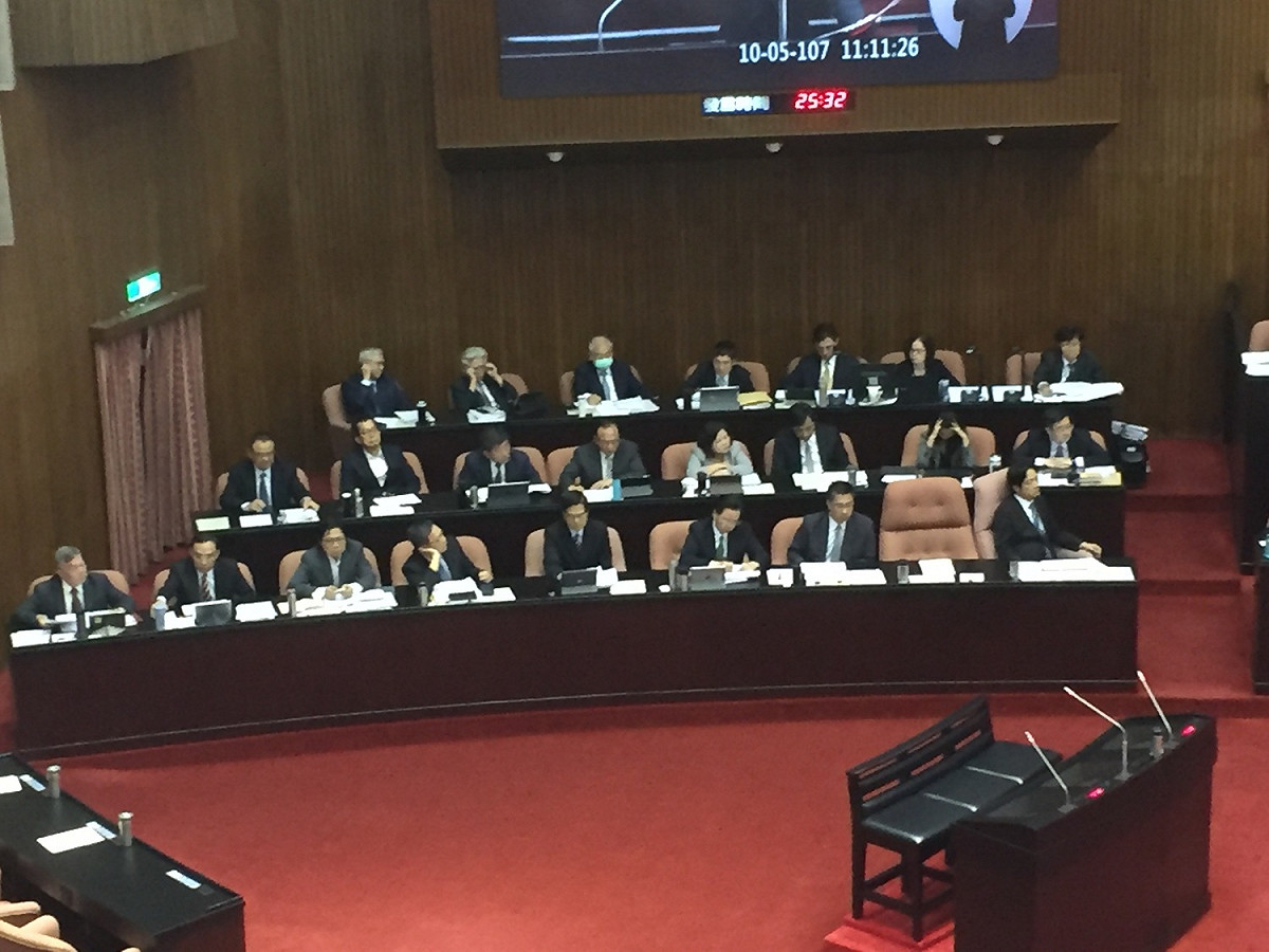 行政院長賴清德坐在位置上聆聽無黨籍立委高金素梅質詢。 圖：趙婉淳／攝