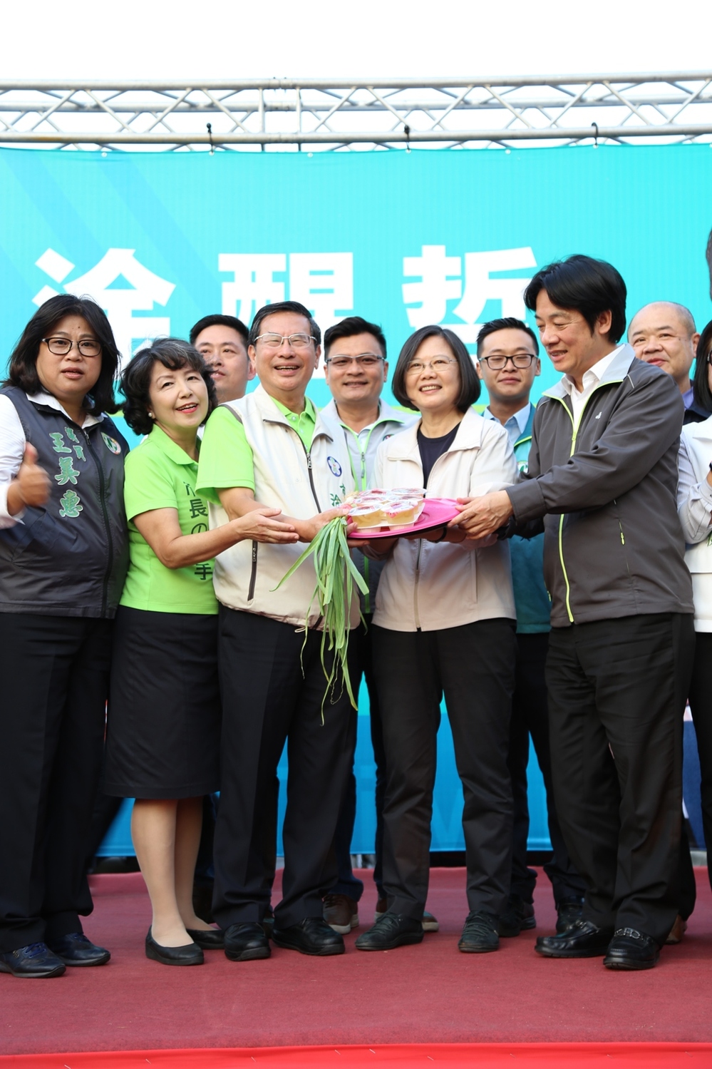 民進黨嘉義市長參選人涂醒哲9月30日成立競選總部，總統蔡英文與行政院長賴清德到場助選，送上果凍與蒜頭，預祝涂醒哲尋求連任「凍蒜」。 圖：涂醒哲辦公室提供