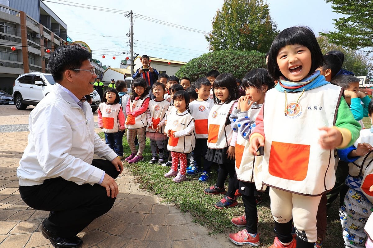 林佳龍表示，台中市已有「托育一條龍政策」，銜接0到6歲育兒補助，雙薪家庭育兒更輕鬆。圖為林佳龍視察上楓非營利幼兒園。 圖：林佳龍辦公室提供