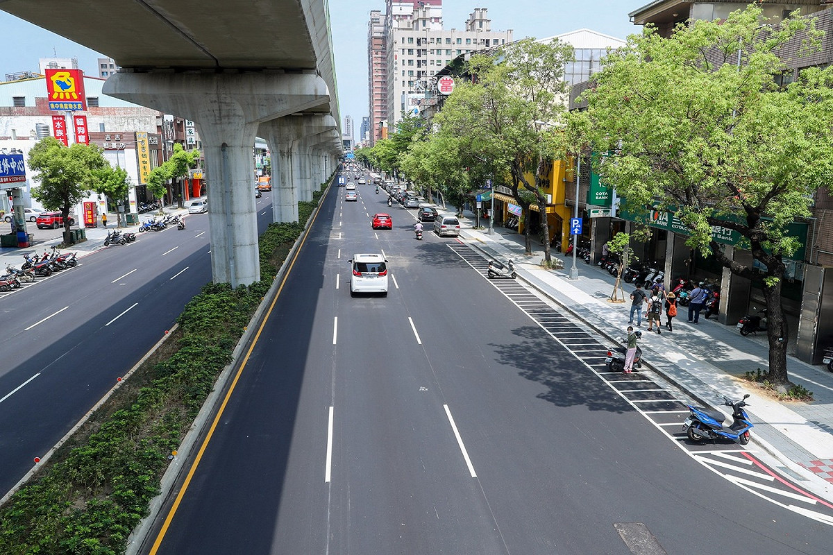 台中市文心路路平工程歷時2年完工，林佳龍表示，文心路「汰管、人本步道、路平」三合一工程自從105年10月起就陸續進行路平工程，如今路平完工，未來搭配捷運綠線，文心路將成為台中市第一條複合式交通運輸系統；圖為文心路平後情景照。 圖：林佳龍辦公室提供
