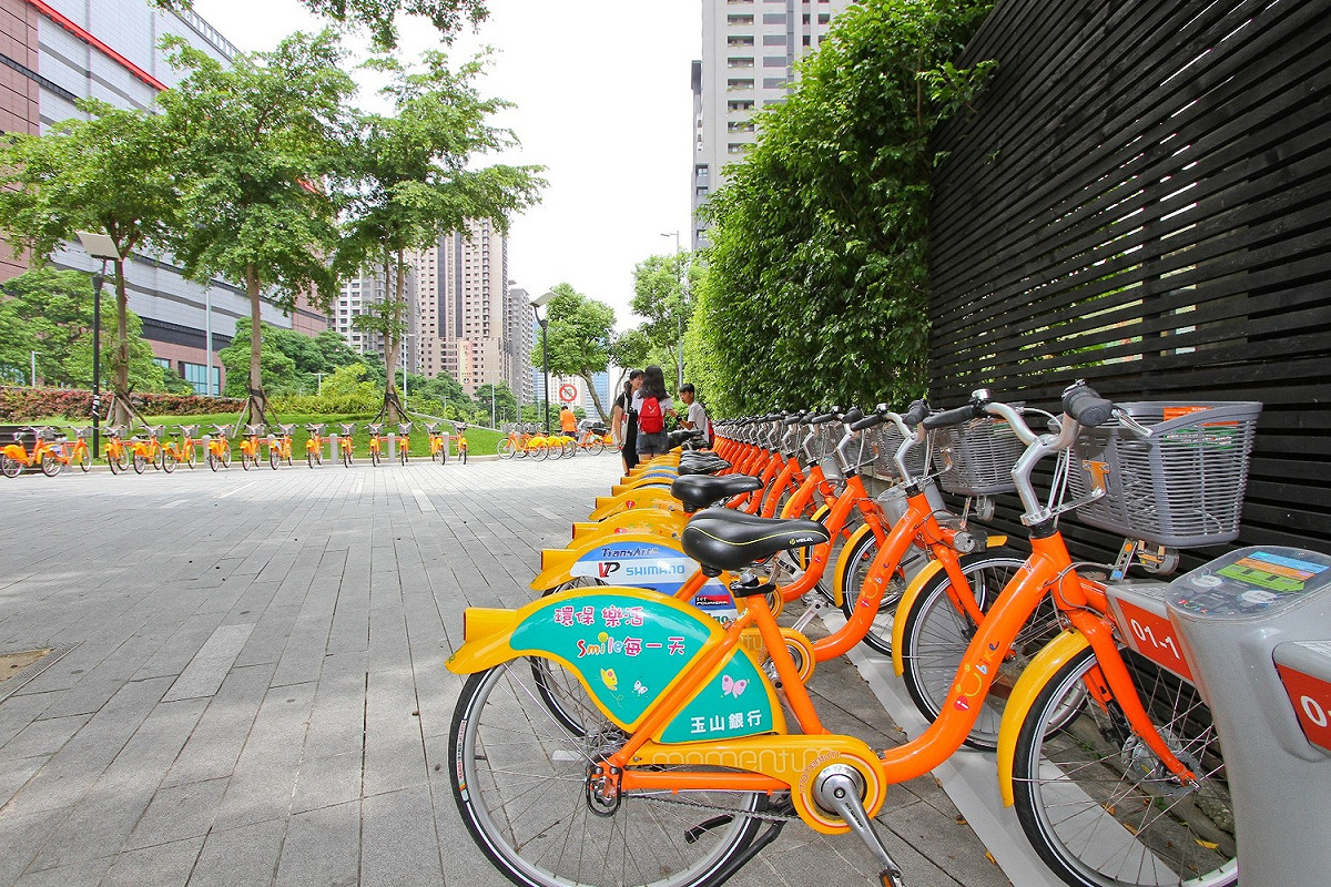 台中市「自行車369」計畫達標，iBike租借更便利，上月已達成設置300座iBike租賃站，林佳龍表示，將繼續推動「iBike 600」計畫，讓29區都能方便租賃，享受更便利的公共運輸服務。 圖：林佳龍辦公室提供