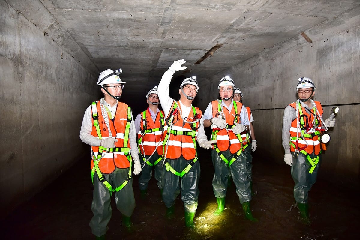 海線地區雨水下水道全面體檢，中央前瞻基礎建設計畫5300萬支持，讓城市防洪能力再升級；圖為林佳龍視察雨水下水道疏通工程。 圖：林佳龍辦公室提供