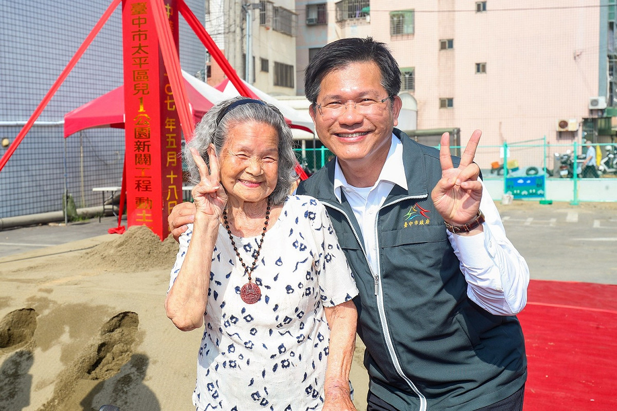 台中市推動「托老一條龍」，擴充敬老愛心卡功能，持卡可折抵各區衛生所等醫療院所費用，還可折抵計程車車資，長輩出門就醫更方便。 圖：林佳龍辦公室提供