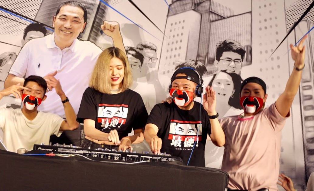 侯友宜化身電音DJ，首次反戴鴨舌帽、嚐試刷碟，還和現場年輕人一起跳舞YOYOYO。 圖：侯友宜競選辦公室／提供