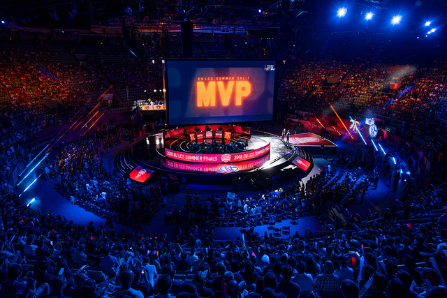 Riot Games確認了正在計畫讓轉播團隊和工作人員重返LCS Studio，也打算安排戰隊選手和教練團回到線下場館對戰。 圖：翻攝自LoL Esports Photos flickr