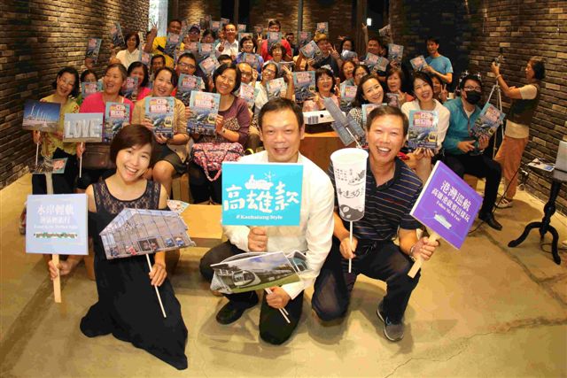 高雄市政府新聞局出版、發行的《靠這本搞定亞洲新灣區》一書，以大量精美的圖片，中英文對照說明，內附大篇幅的高雄交通圖和亞灣全區貌圖，並介紹近12年來積極開發的『亞洲新灣區』，如何成功翻轉高雄舊港區的風貌。 圖：高雄市新聞局/提供