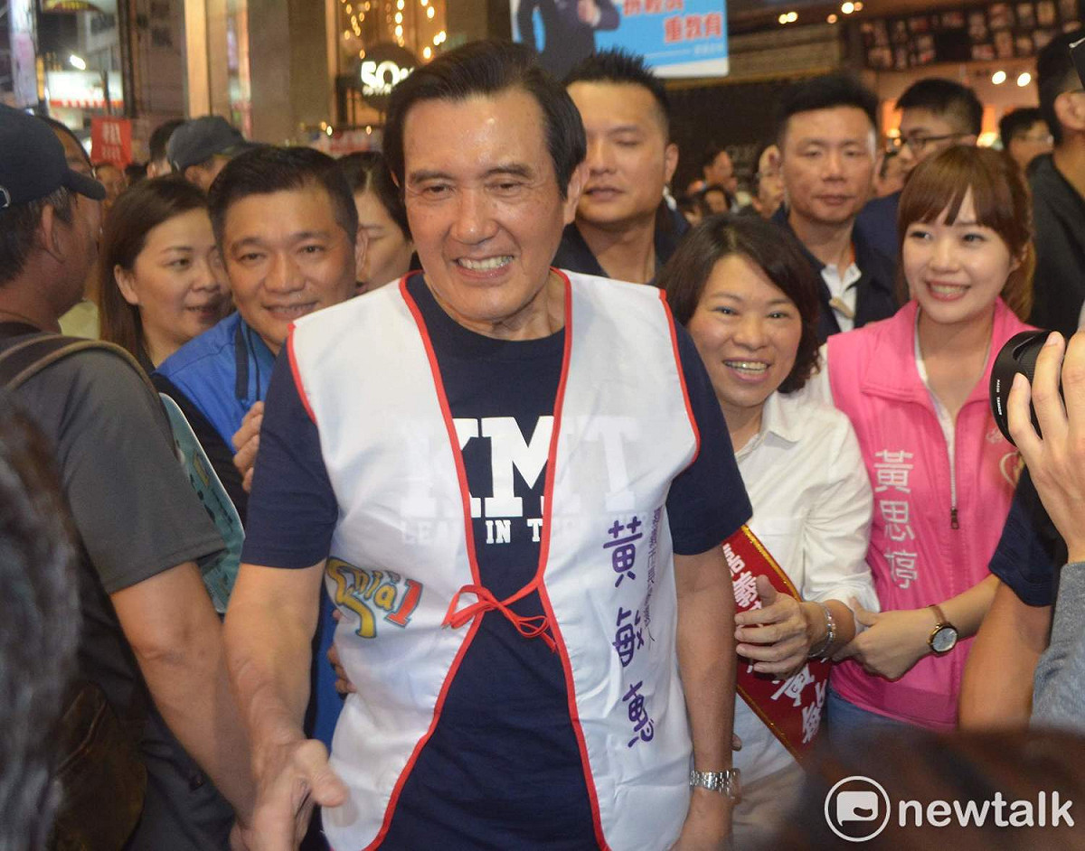 前總統馬英九5日晚間陪同國民黨嘉義市長候選人黃敏惠到嘉義市傳統文化路夜市掃街拜票。 圖：蔡坤龍/攝