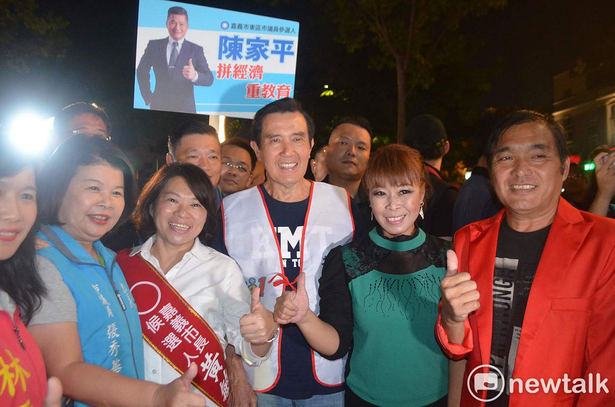 前總統馬英九5日晚間陪同國民黨嘉義市長候選人黃敏惠到嘉義市傳統文化路夜市掃街拜票，與街頭藝人合影。 圖：蔡坤龍/攝