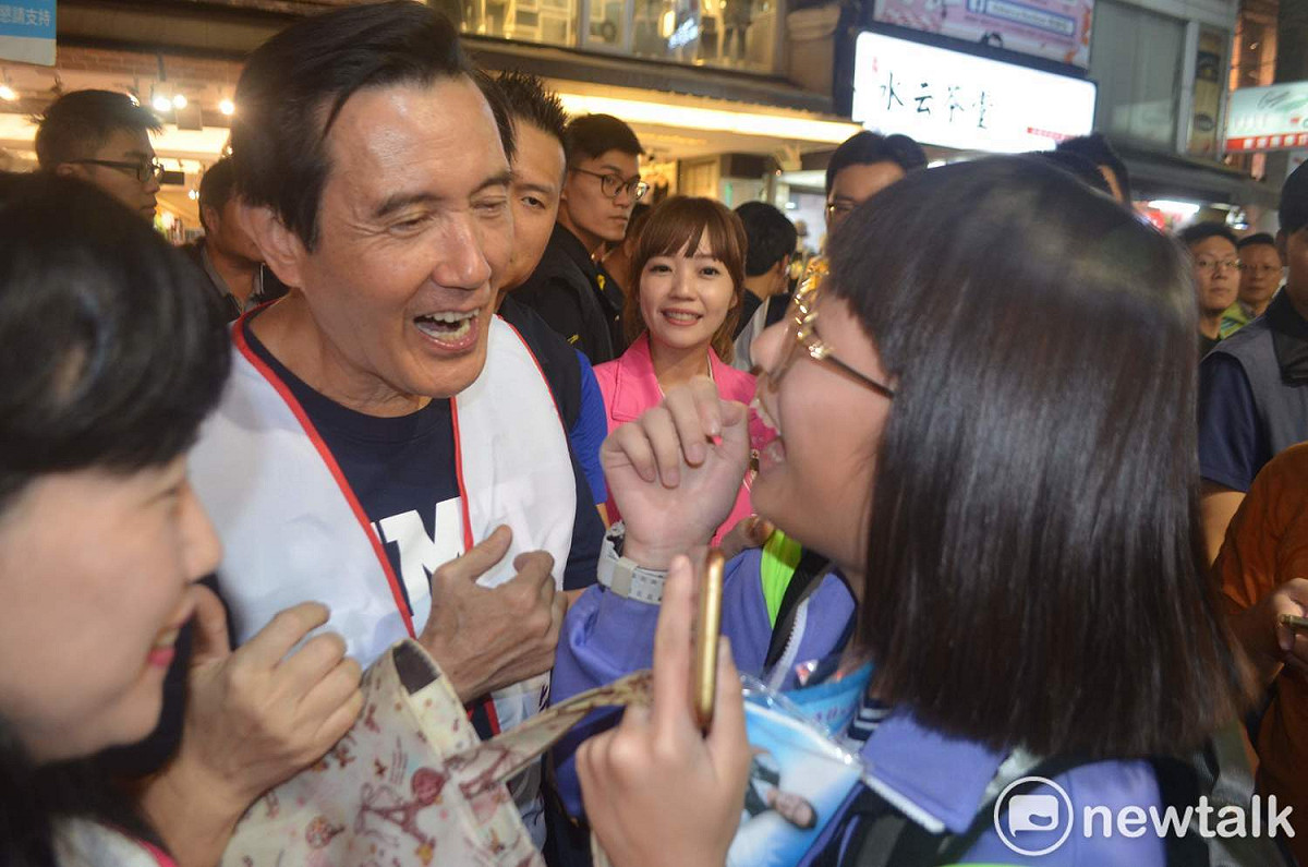前總統馬英九5日晚間陪同國民黨嘉義市長候選人黃敏惠到傳統文化路夜市掃街拜票，與粉絲近距離接觸。 圖：蔡坤龍/攝