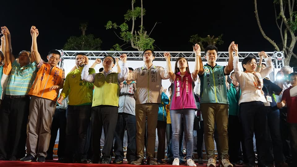 陳其邁與左楠區立法委員、競選總幹事召集人劉世芳、高雄地區農會理事長李清讚同台造勢。 圖：陳其邁競選辦公室／提供