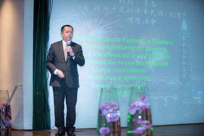 駐聖保羅台北經濟文化辦事處處長張崇哲於國慶酒會簡介紹中華民國近期概況。 （聖保羅文教服務中心提供）