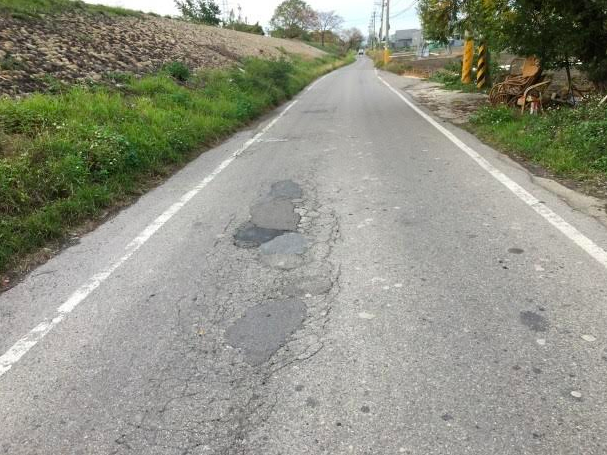 台中市「4年500公里路平專案」提前超標並持續進行中，霧峰區北岸路是烏溪以北地區東西道路，也是烏日、霧峰往來南投縣要道，路面因車輛長期輾壓龜裂不平，建設局將於10月9日進行路平工程，預計月底完工。 圖：台中市府提供
