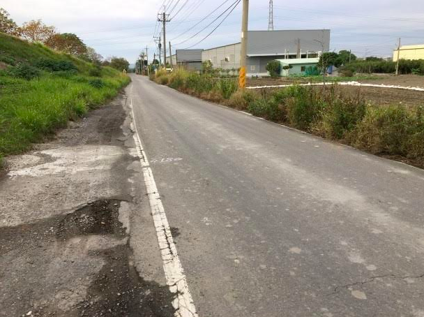 台中市府說，已先請台電、中華電信等管線單位進行多次現場勘查，以孔蓋下地率70%為目標，進行孔蓋下地及人孔蓋調平作業，提升舖築後路面平整度，也將繪製高抗滑級標準值65以上的標線，避免雨天機車族行車打滑。 圖：台中市府提供