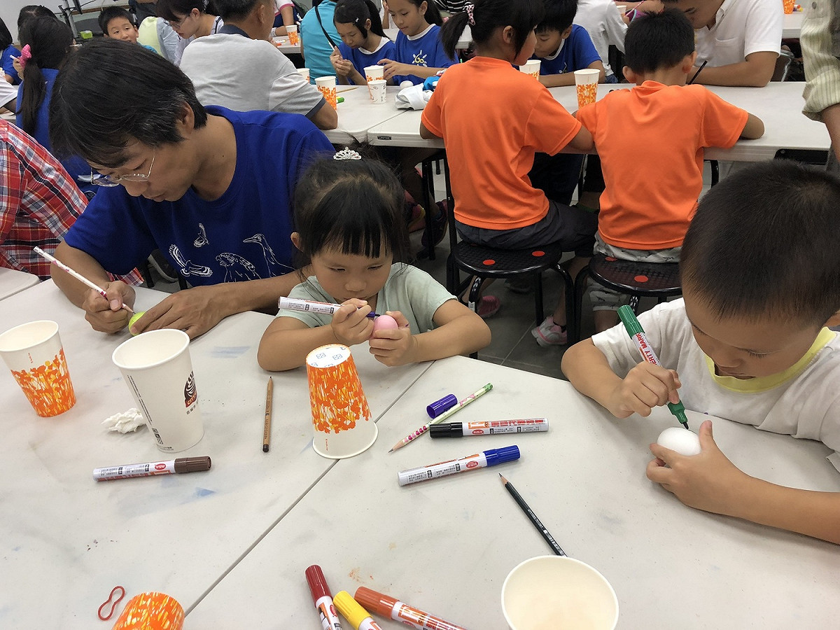 小朋友聚精會神地參加DIY活動-石虎蛋彩繪 圖：行政院農業委員會特有生物研究保育中心/提供