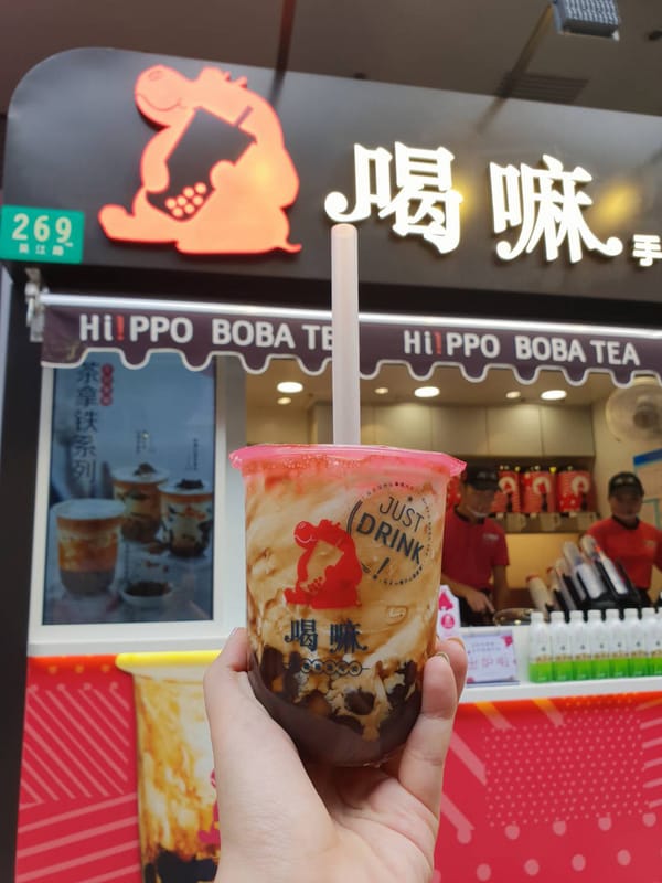 黑糖珍奶在中國市場爆紅，在杯身內側的黑糖蜜「掛壁」，視覺效果如老虎紋，光是上海就有超過200家茶飲、甜品店提供相關商品。 圖：中央社