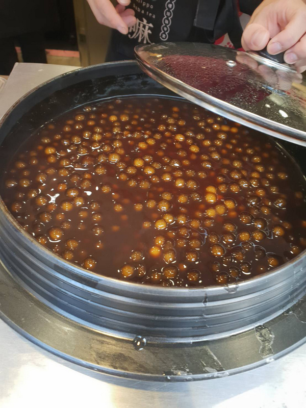 黑糖珍奶在中國市場爆紅，在杯身內側的黑糖蜜「掛壁」，視覺效果如老虎紋，光是上海就有超過200家茶飲、甜品店提供相關商品。 圖：中央社