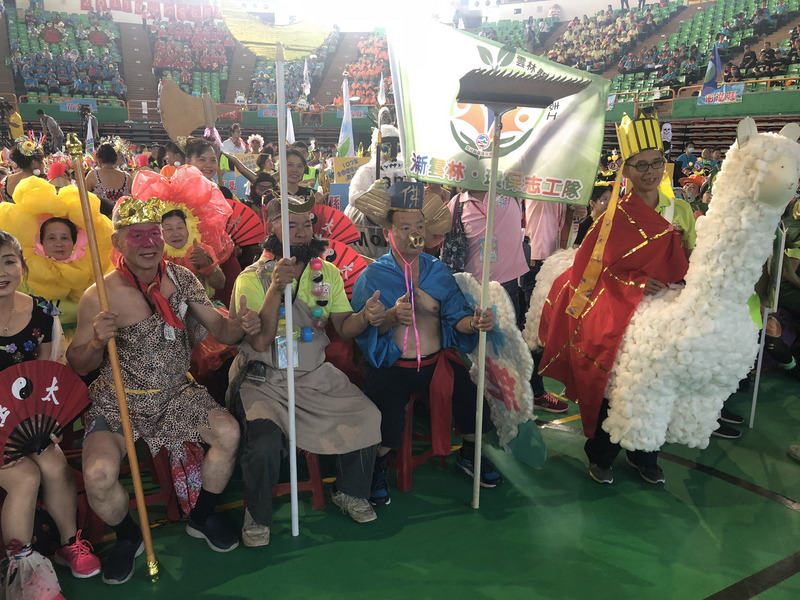 107年全國環保志（義）工群英會6日在國立體育大學綜合館盛大舉行，來自全國各縣市的環保志工隊伍別出心裁，以各式環保素材裝扮，相當具有創意。 圖：中央社