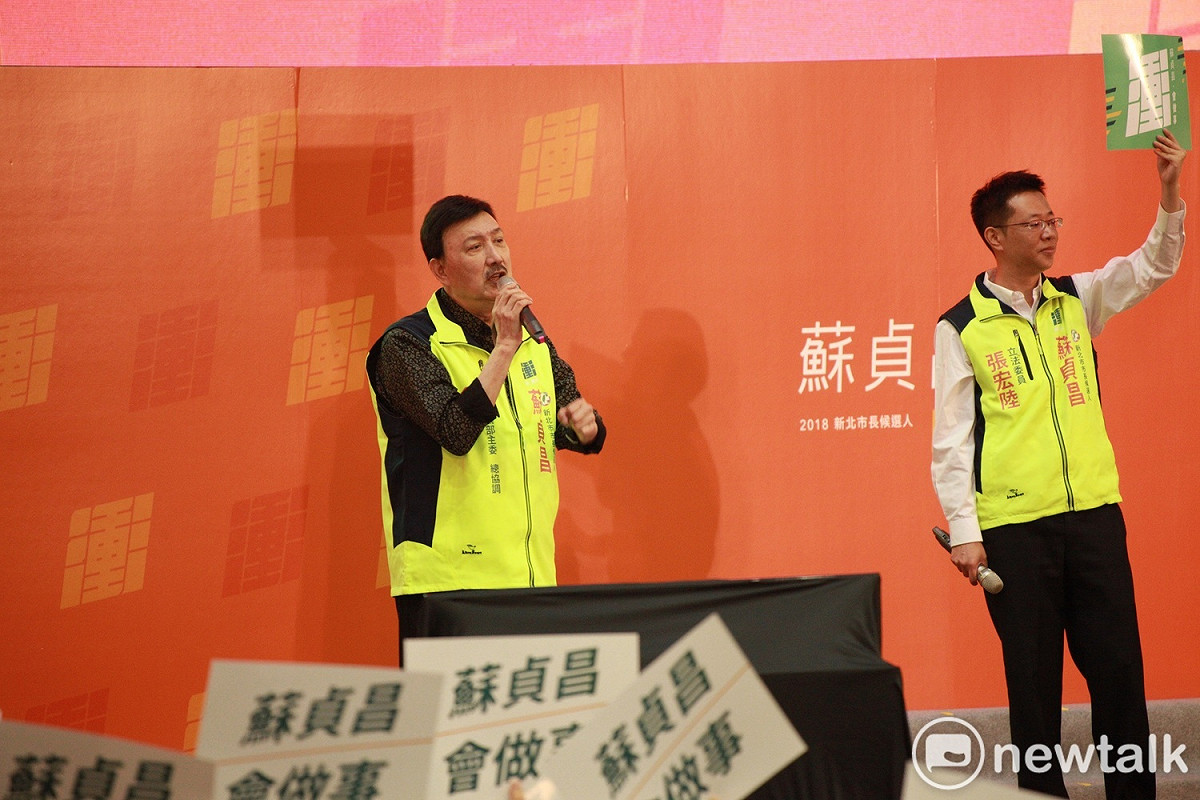 民進黨新北市黨部主委余天特別高歌「回鄉的我」呼籲選民支持蘇貞昌「只要新北贏，民進黨就全贏」。 圖：林昀真／攝
