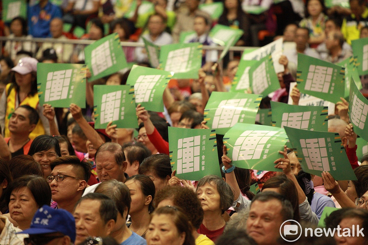 民進黨「2018百工百業挺改革」壓軸新北場，今(6)日下午在板橋體育館登場，超過6千人來自新北各地的支持民眾擁進會場。 圖：林昀真／攝