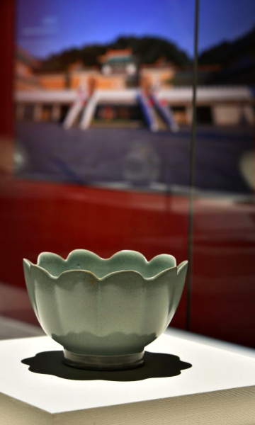 故宮「花之禮讚」展品，做工精美，釉色迷人。 圖：翻攝自國美館