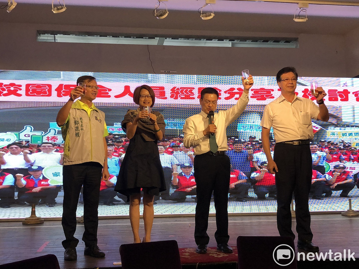 彰化縣長魏明谷感謝縣立學校的校長協助完成校園保全系統。 圖：唐復年/攝