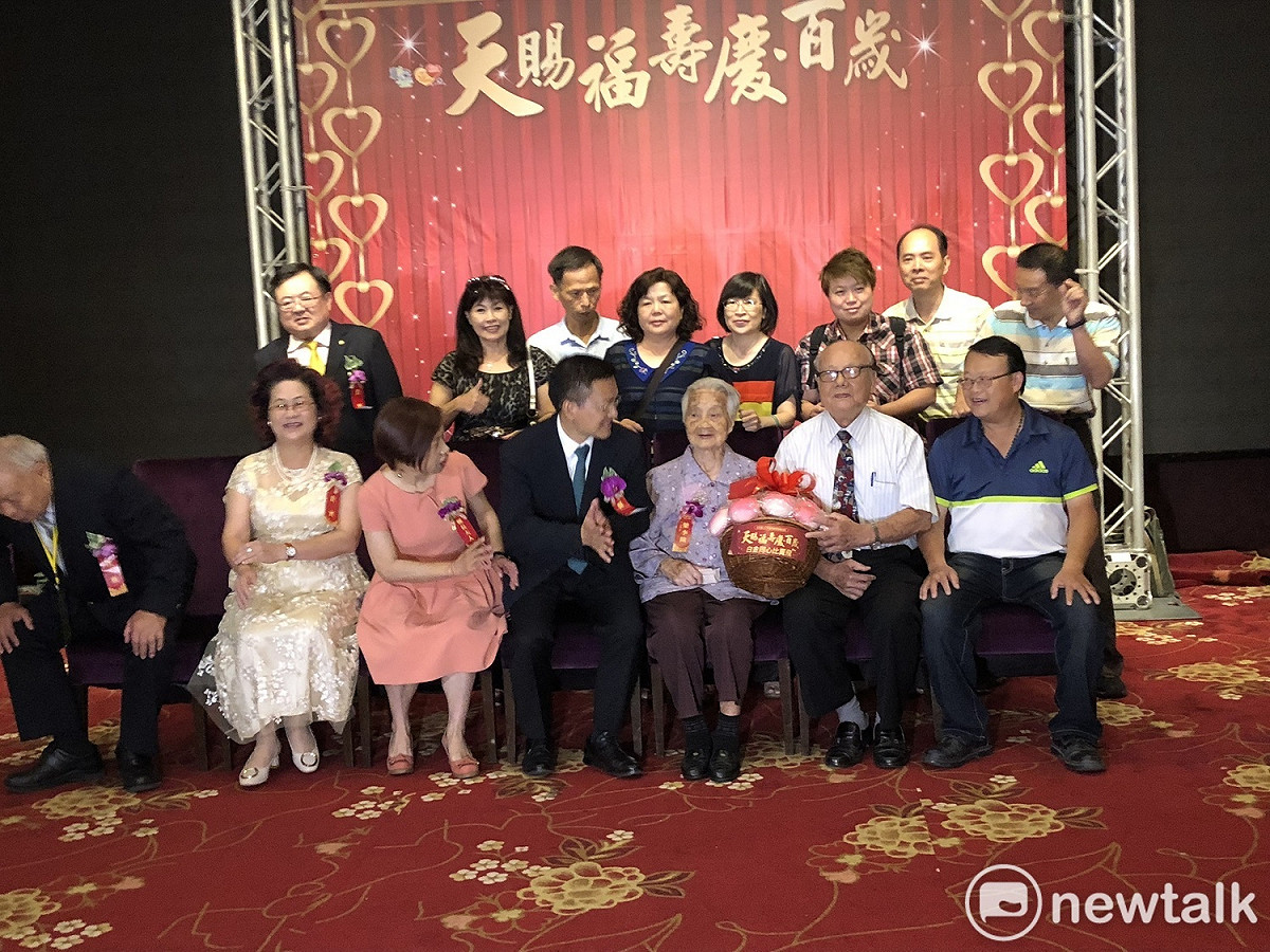 彰化縣最長壽人瑞梁李險開心接受縣長魏明谷等人的祝福。 圖：唐復年/攝