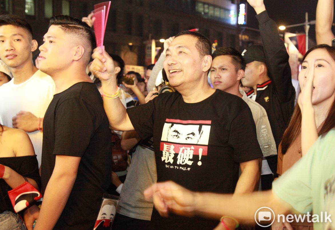 侯友宜也和台下群眾一起跟著音樂熱舞，感受電音魅力。 圖：林昀真／攝