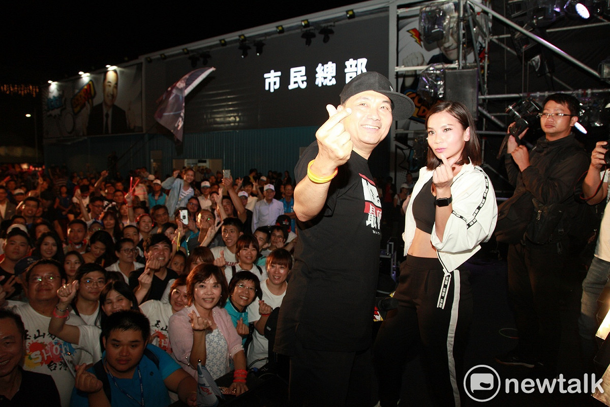 侯友宜與世界百大DJ Cookie同台，和台下群眾一起大玩自拍。 圖：林昀真／攝