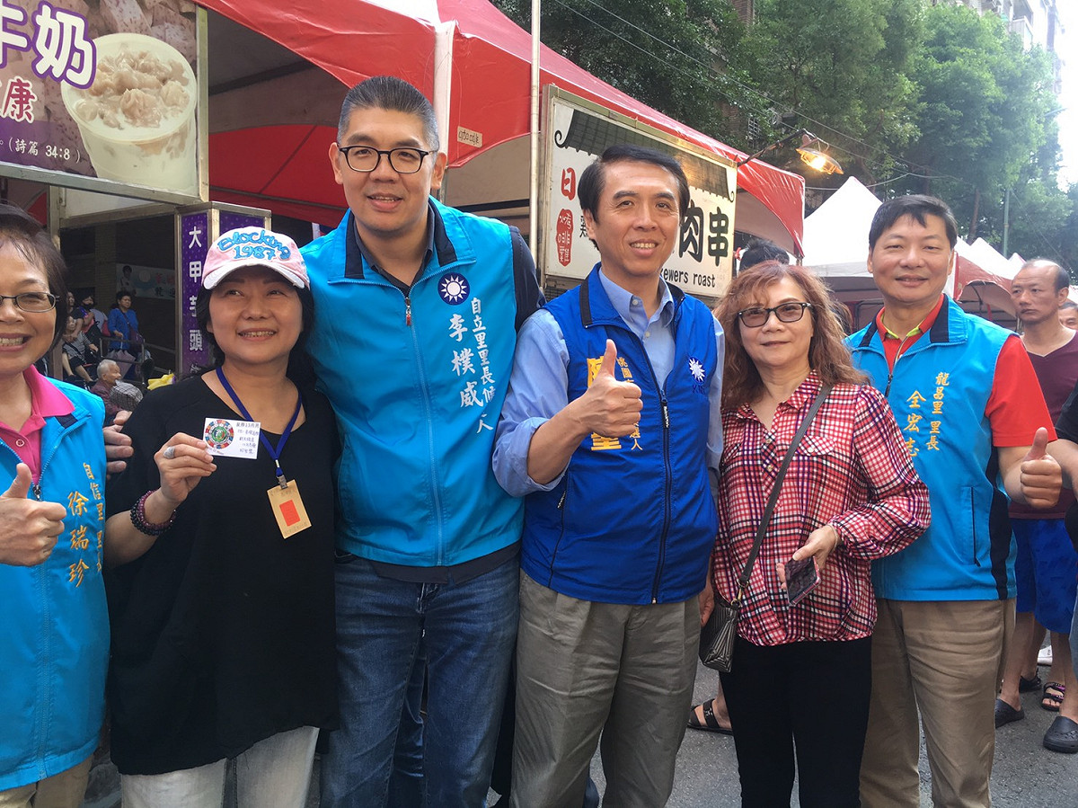 陳學聖允諾，未來眷村文化節一定要辦得更好更大，希望選民支持，讓國民黨重新擦亮中華民國招牌。  圖：陳學聖競選辦公室／提供