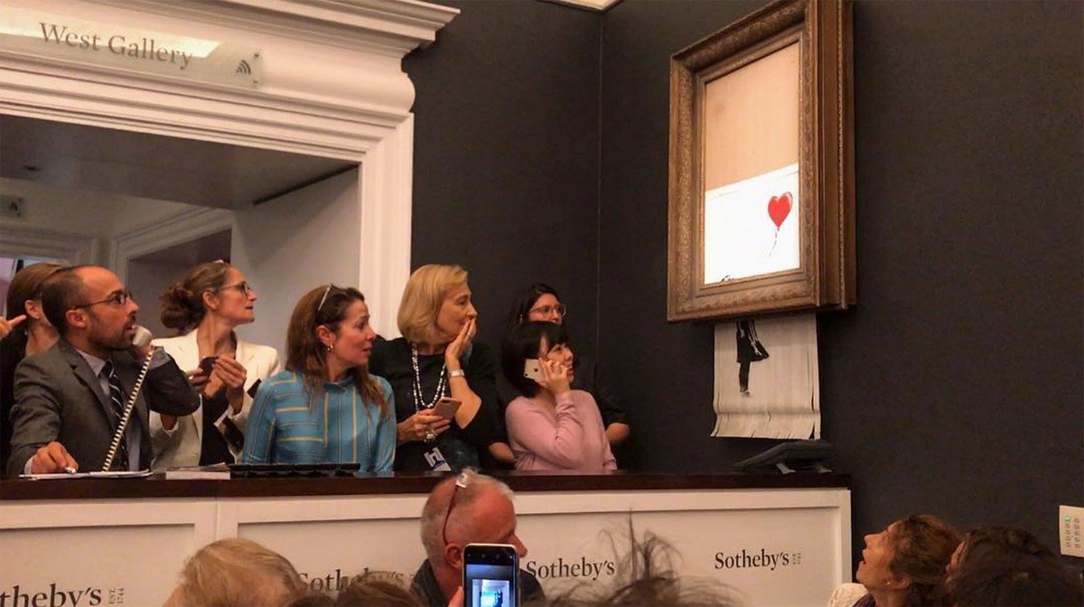 英國知名塗鴉藝術家班克西（Banksy）的畫作「氣球女孩」，昨晚在蘇富比拍賣會以高價售出，但在落槌一刻毀，畫作短短幾秒內便「自毀」。現場眾人都露出震驚的表情。 圖：翻攝班克西Instagram