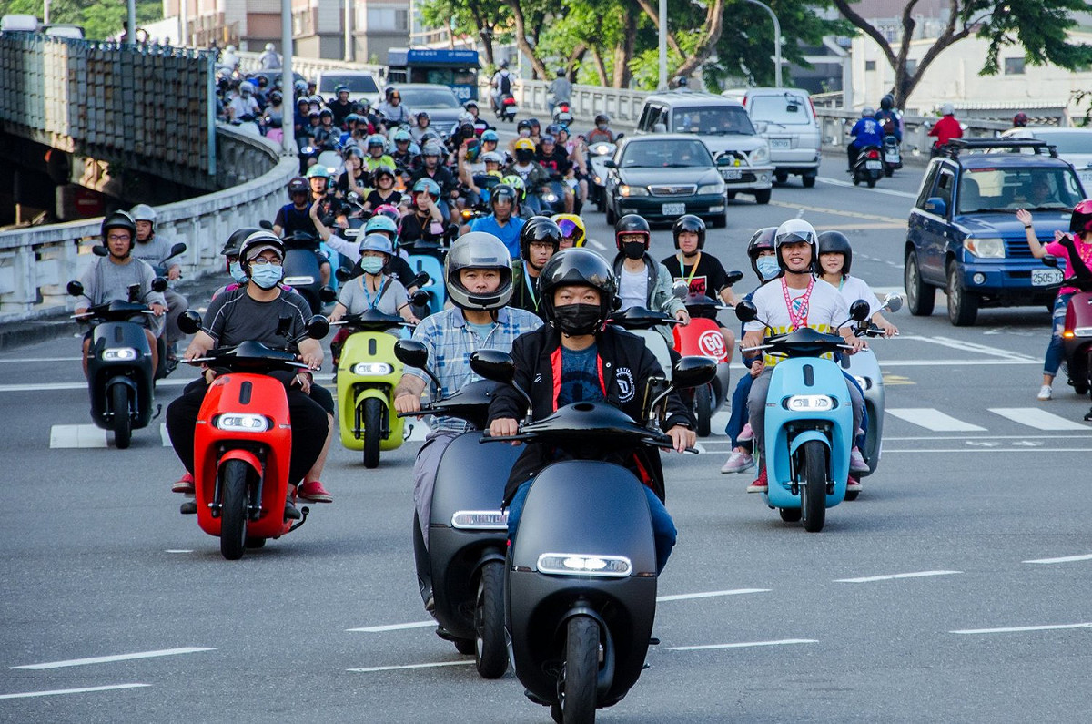 上千名Gogoro車主清晨參快閃台北橋活動，成功挑戰金氏世界紀錄。(圖為示意圖) 圖：翻攝Gogoro Taiwan