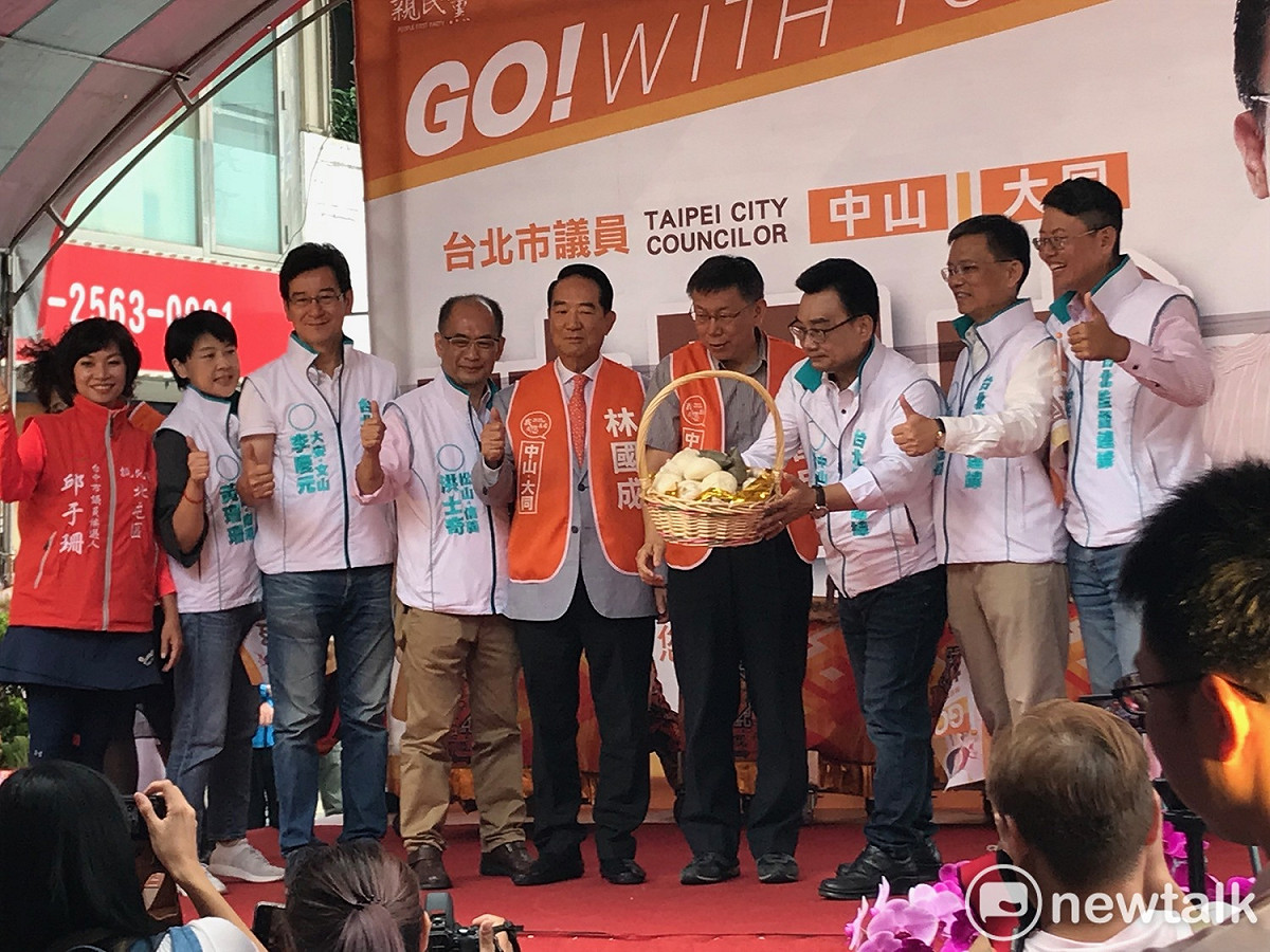 台北市長柯文哲今（7）日出席親民黨議員林國成競選總部成立，再度與親民黨主席宋楚瑜等人同台。 圖：周煊惠 / 攝
