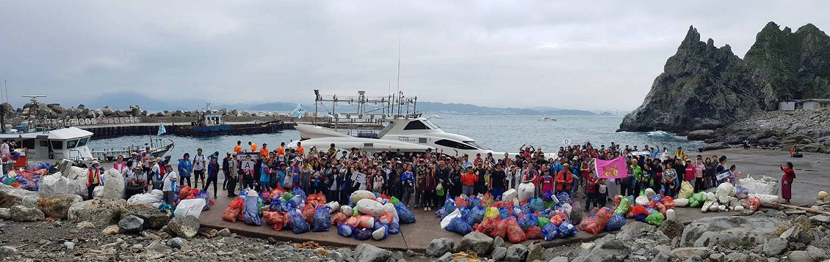 許多志工都不畏風雨登島淨灘。 圖：產業發展處海洋事務科/提供